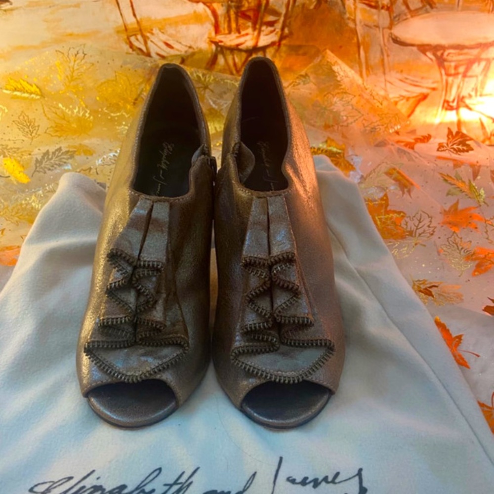 Beautiful Elizabeth and James hardly worn